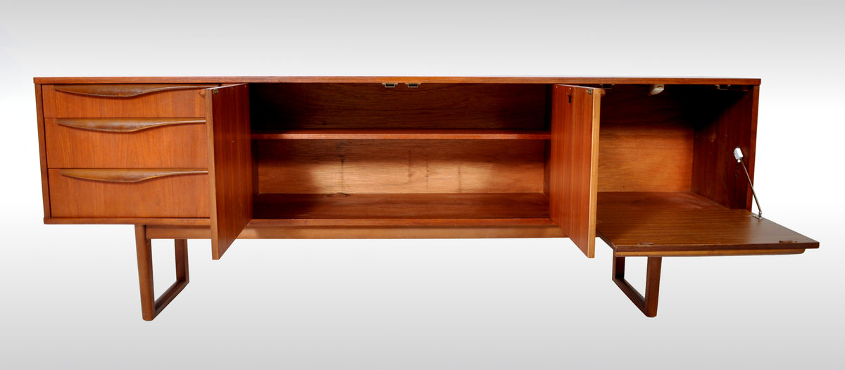 Mid-Century Modern Danish Credenza / Sideboard in Teak, 1960s