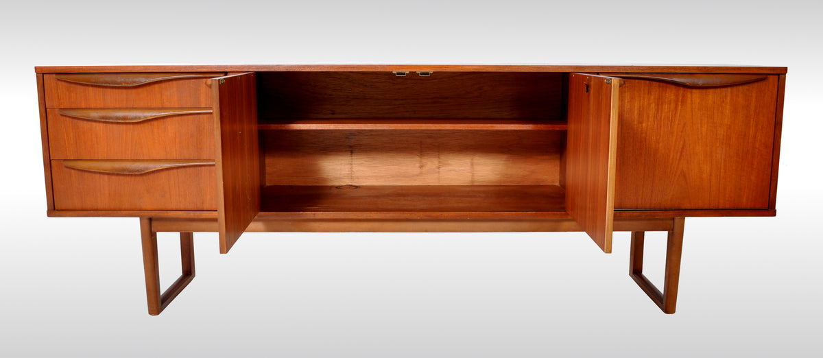 Mid-Century Modern Danish Credenza / Sideboard in Teak, 1960s